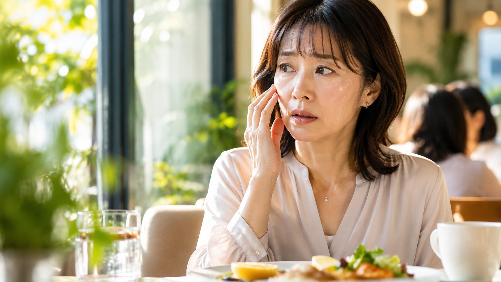 カフェでの少し不安そうな女性