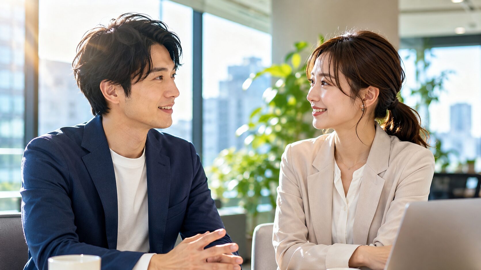 明るいオフィスでの会話