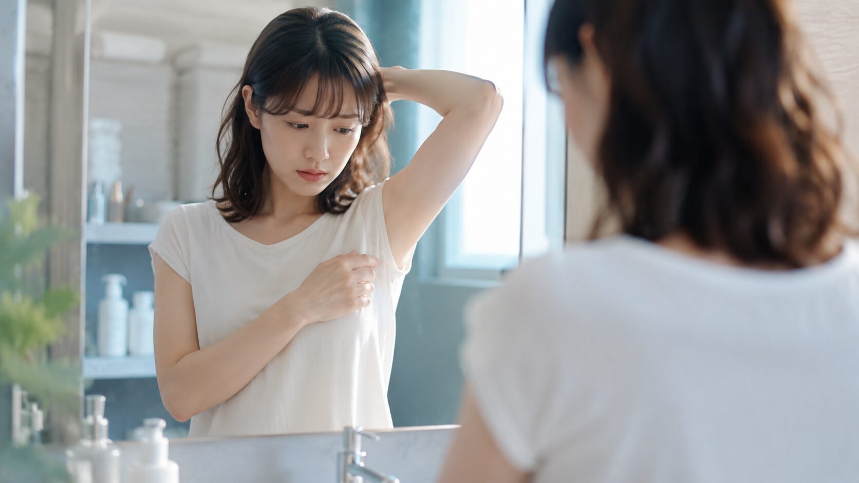 鏡の前で自分を見つめる女性