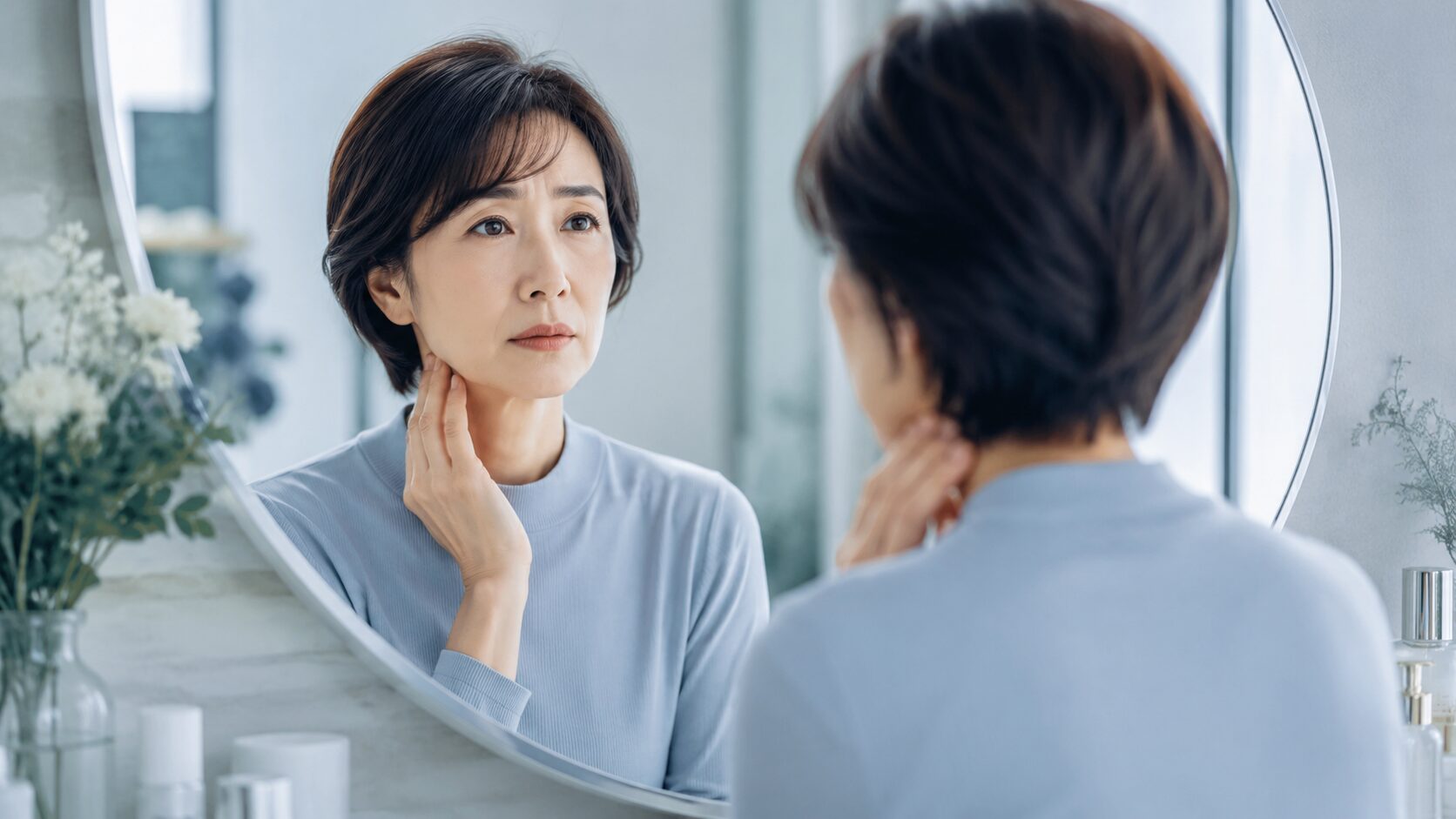 鏡の前で思索する女性
