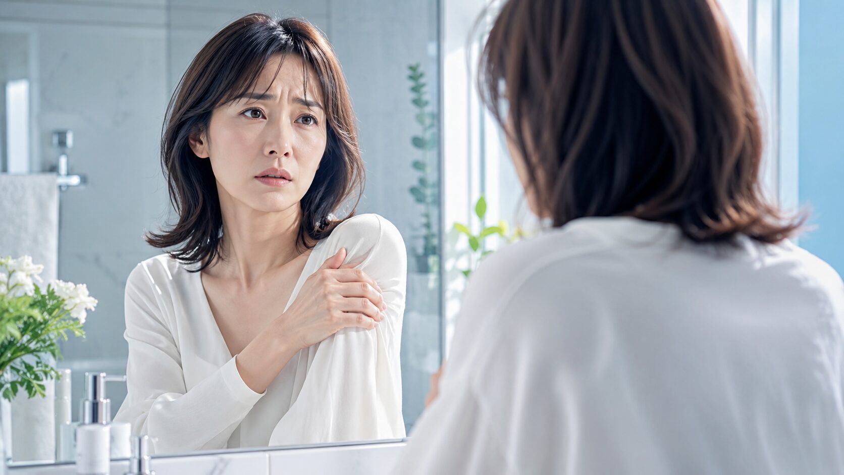 鏡の前で考え込む女性
